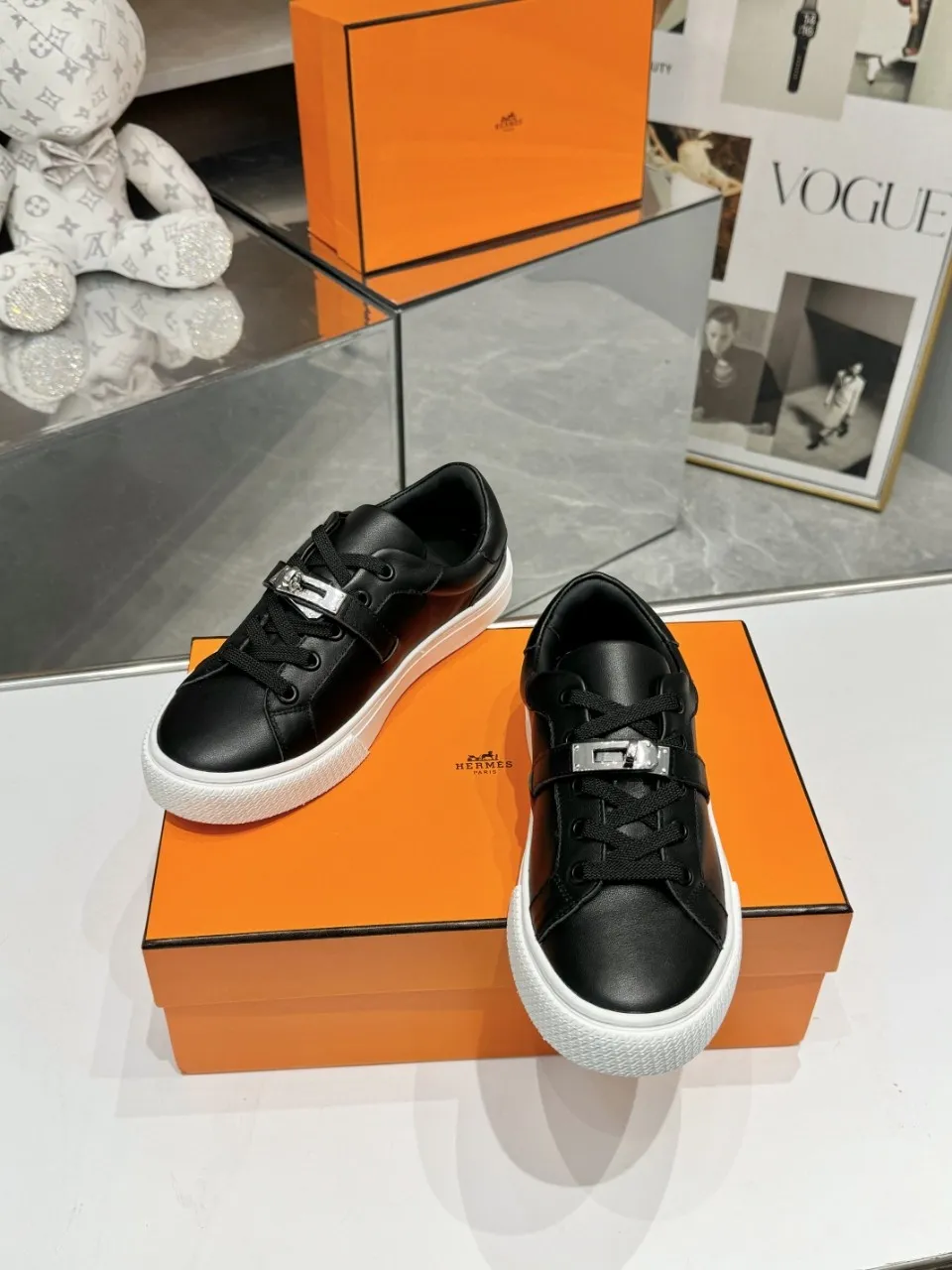 Men's Men's Shoes💰620❤️❤️❤️HERMES 2021 latest Kelly buckle white sneakers are online! The highest version on the market! Purchasing level quality! The H family rarely produces flat casual shoes, and they are styled with classic palladium-plated Kelly shoe buckles! Create a fashionable urban look that perfectly embodies the noble and elegant style of Hermès! Material selection: Fabric imported cowhide, lining + foot pads imported sheepskin, original molded TPU outsole, heavy gold molded kelly buckle full of texture Size: Female: 35-41 (41 is not returnable) Male: 39-45 (45 is not returnable)
